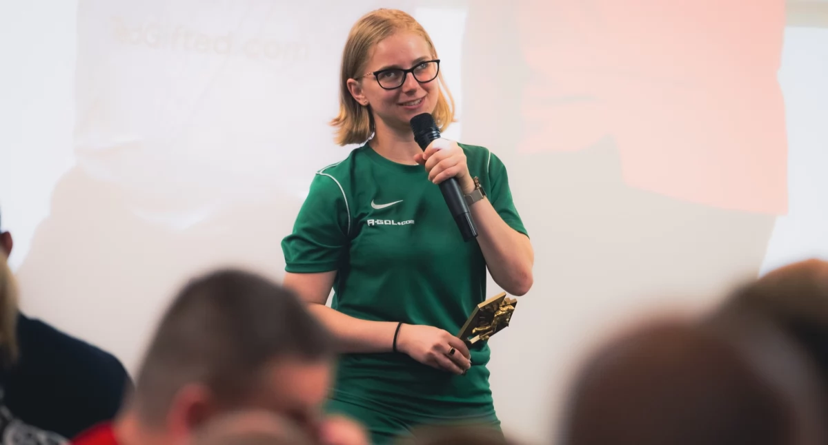 Kinga Przewoźna ze statuetką dla najlepszej piłkarki blind, fot. FB Blind Football Poland 