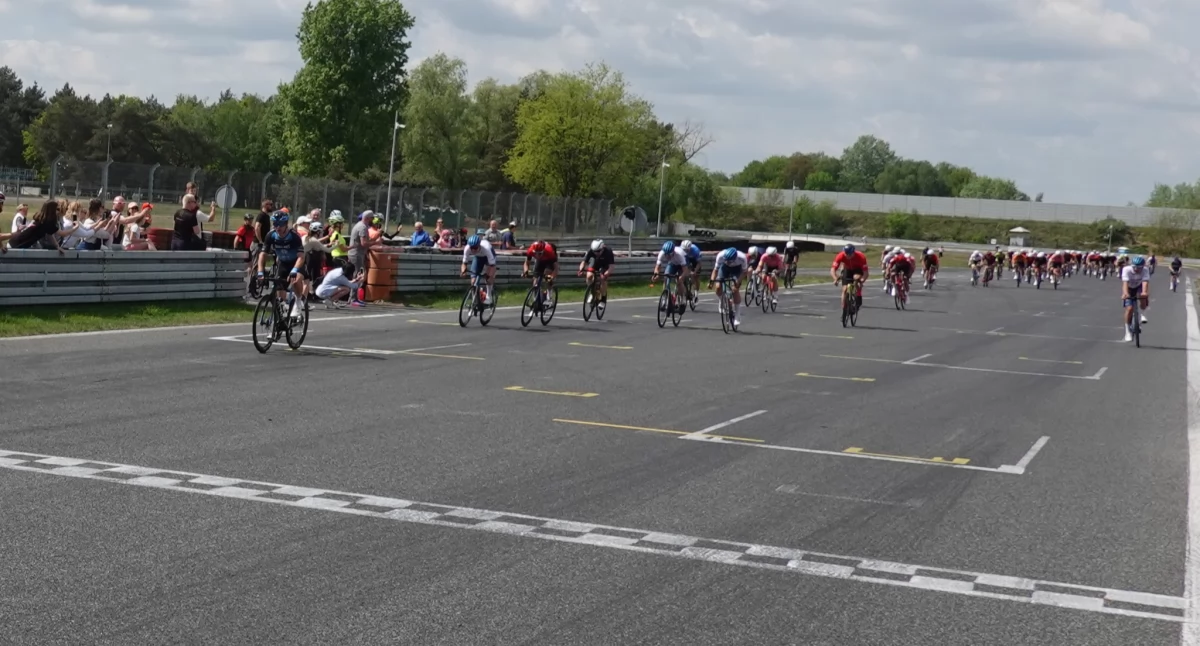 Kolarstwo, Wyścig Kolarski Puchar Prezesa Faworyt królem finiszu rywalom szans - zdjęcie, fotografia