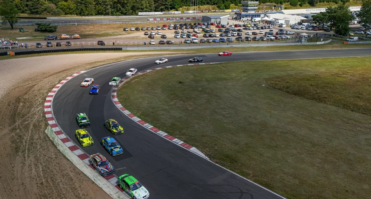 Sporty motorowe, Inauguracja wysoką frekwencją piątku Torze Poznań - zdjęcie, fotografia