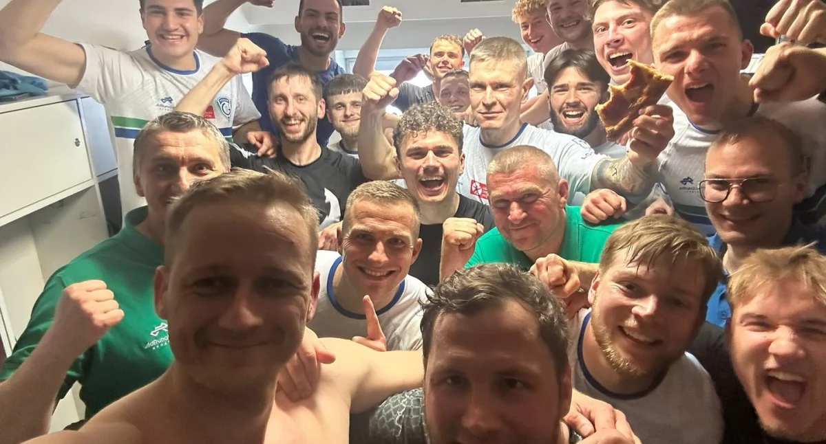 Szczypiorniak, Ostatnie takie zdjęcie Piłkarze ręczni Grunwaldu Poznań zakończyli sezon - zdjęcie, fotografia