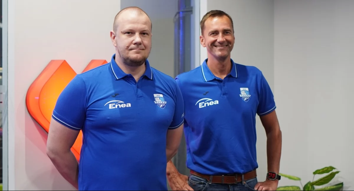 trener Marcin Kloziński z prezesem Przemysławem Szurkiem, fot. Paweł Jonik/Enea Basket Poznań 