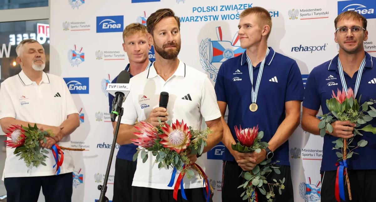 Wioślarstwo, Powitanie medalistów Trener Aleksander Wojciechowski Zrobili więcej spodziewaliśmy - zdjęcie, fotografia