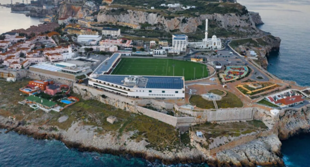 Football, Piłkarze Lecha Poznań drodze Gibraltar stadion autokarem dojadą - zdjęcie, fotografia