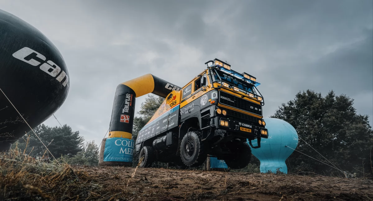 Sporty motorowe, Wielkopolanie rozpoczynają misję Dakar Legendarny pojazd Arabii - zdjęcie, fotografia