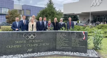 Skwer Polskich Olimpijek i Olimpijczyków otwarty. Przyjechali medaliści, wstęgę przeciął młody sportowiec, nadzieja olimpijska