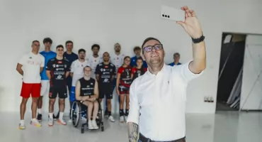 Ambasadorzy na sesji. Wśród nich: Sammy Dudek, Uriel Cepeda, Daniel Sołtysiak i siatkarki SKF-u