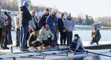 Minister sportu wręczył łodzie wioślarzom. I oglądał ich dłonie  GALERIA