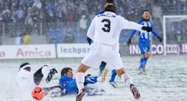 15 lat temu w Poznaniu. Lech z Juventusem w śniegu i mrozie. Transmisja przez komórkę i radość z awansu GALERIA