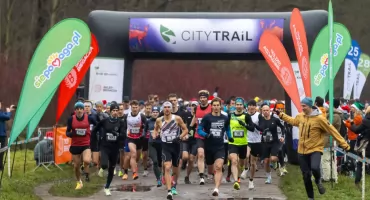 Mikołajkowy klimat, błotniste ścieżki i ponad 800 osób na starcie nad Jeziorem Rusałka