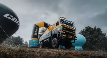 Wielkopolanie rozpoczynają misję Dakar. Legendarny pojazd The Bull jest już w Arabii 