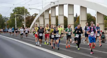 Czy start w Poznań Maratonie jest drogi? Ruszyły zapisy, porównaliśmy ceny pakietów z innymi polskimi maratonami