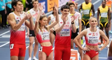 Polska sztafeta z Marcinem Karolewskim z AZS-u Poznań z medalem Halowych Mistrzostw Świata