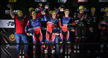 Mateusz Molik wraz z zespołem na podium MŚ Endurance
