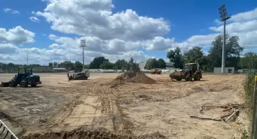 Boisko przy Drodze Dębińskiej już bez murawy. Prace trwają GALERIA