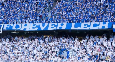 Kibice Lecha Poznań opanują stadion we Wrocławiu. 